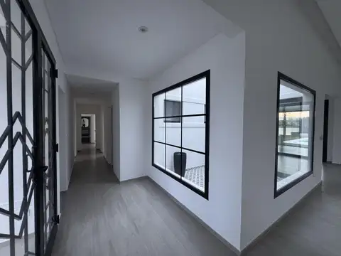 Casa en Venta con 4 cocheras