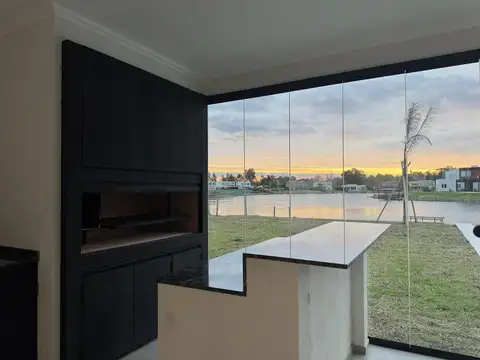Casa 5 ambientes con 4 baños
