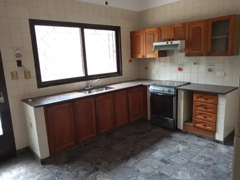 Venta de  Casa C/Loft en Pta. Alta en Ramos Mejia - Muy buen Estado con patio y Cochera