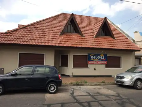 Venta de  Casa C/Loft en Pta. Alta en Ramos Mejia - Muy buen Estado con patio y Cochera