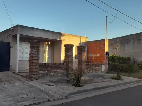 VENTA CASA UN DORMI - IMPORTANTE TERRENO GRAL ROJO