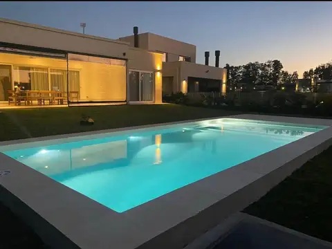 VENTA CASA CON PISCINA BARRIO STA ELENA PILAR ESTE