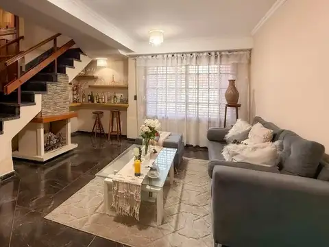 Casa 4 ambientes con 2 baños