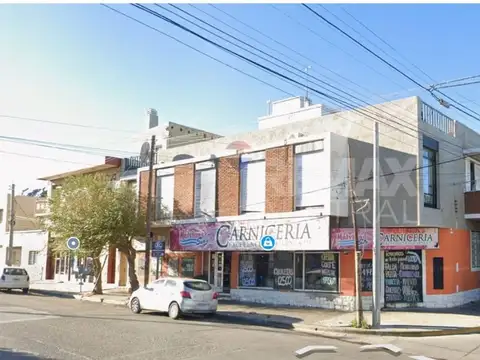 LOCAL EN ESQUINA + 2 DEPARTAMENTOS - CENTRO