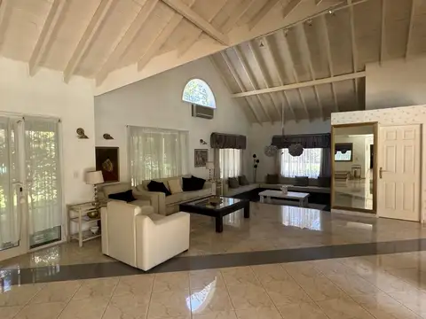 Casa en Venta con 4 cocheras