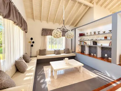 Casa en Venta con 4 cocheras