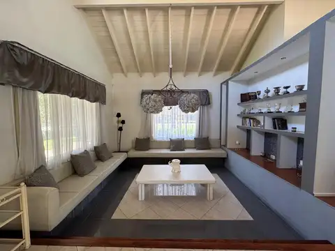 Casa 6 ambientes con 5 baños