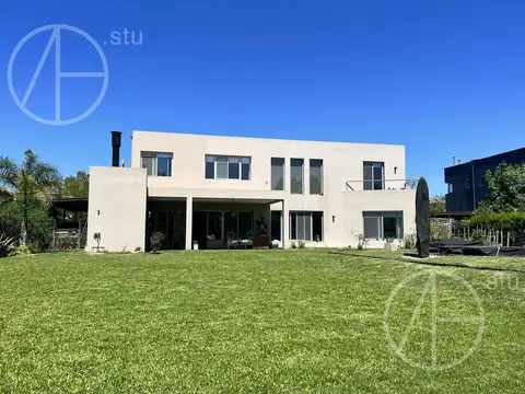 Casa en Venta con 2 cocheras