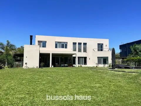 Casa en Venta con 2 cocheras