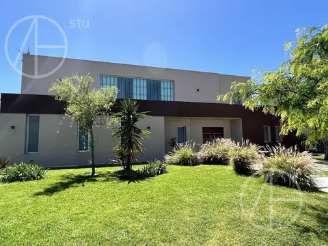 Casa 4 ambientes con 4 baños