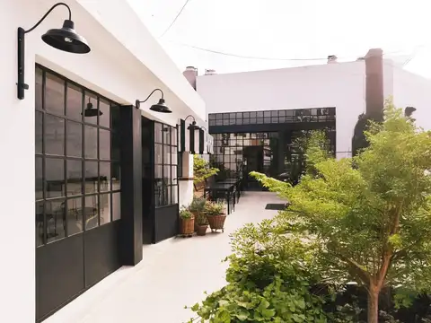 Venta - Local / Espacio Profesional con gran salón, patio y cafetería en Tigre - Amplio y luminoso