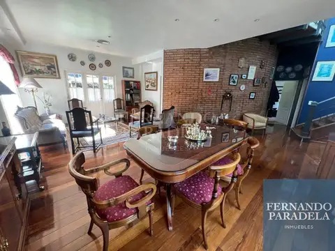 Casa en Alquiler con 2 cocheras