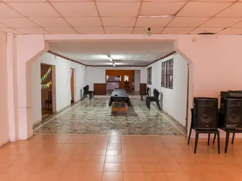 Casa 8 ambientes con 2 baños