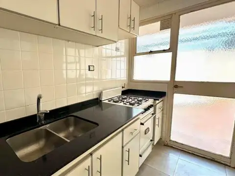 DEPARTAMENTO DE 4 AMBIENTES AL FRENTE CON PATIO Y BALCÓN