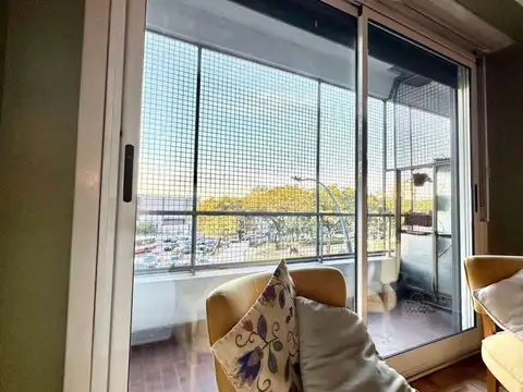 DEPARTAMENTO DE 4 AMBIENTES AL FRENTE CON PATIO Y BALCÓN