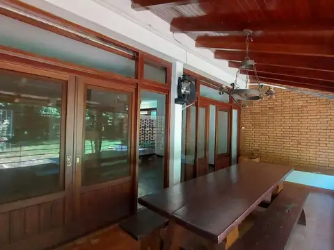 Casa 5 ambientes con 4 baños