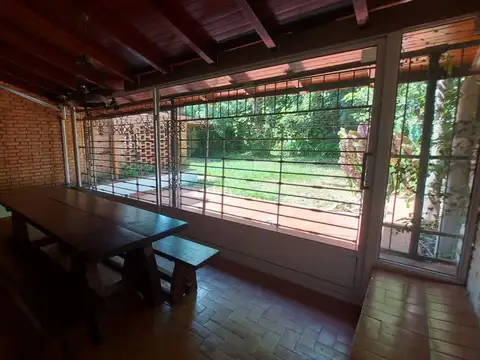 Casa en Alquiler con 2 cocheras
