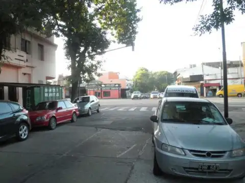 "PEREZOSOS ABSTENERSE..." Galpon de 160 m2 PB