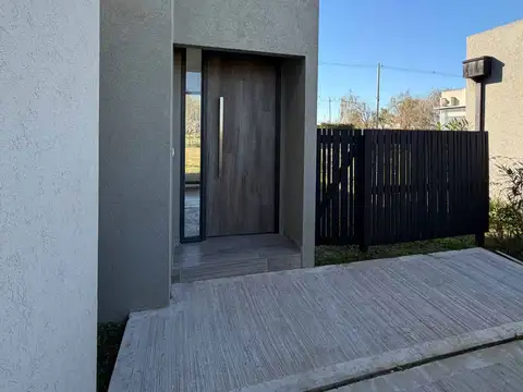 Casa en Venta en Pilar del Este - San Ramiro, USD 185.000