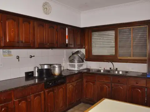 En venta casa de estilo, apto varios usos.