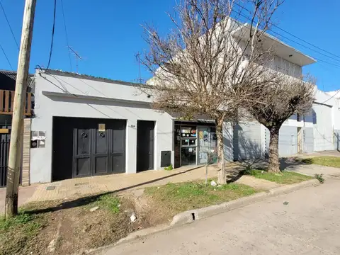 Casa con cochera y local