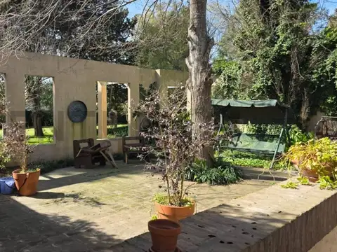 Fracción de 8.133 m² con 2 casas, gran parque y pileta en Villa Elisa