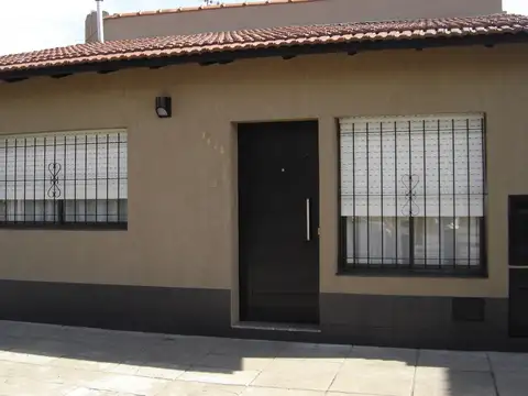 DEPTO TIPO CASA AL FRENTE  3 AMBIENTES CON PATIO.- IMPECABLE ESTADO