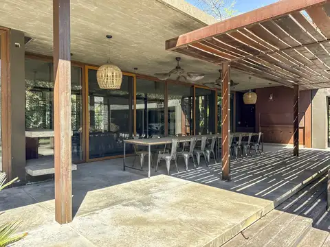 Casa 6 ambientes con 4 baños