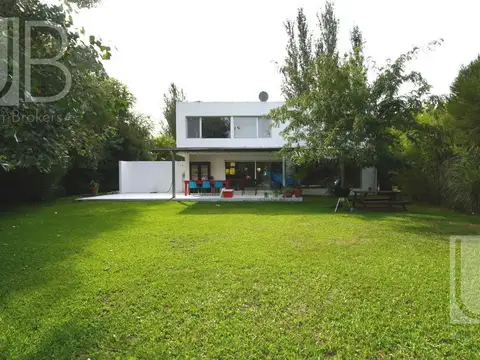 Casa en Venta con 3 cocheras