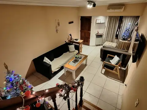 Realmente impecable dúplex de 4 ambientes con cochera cubierta.