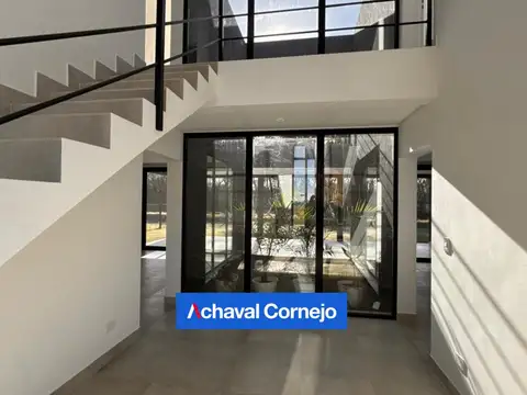 Casa 6 ambientes con 2 baños