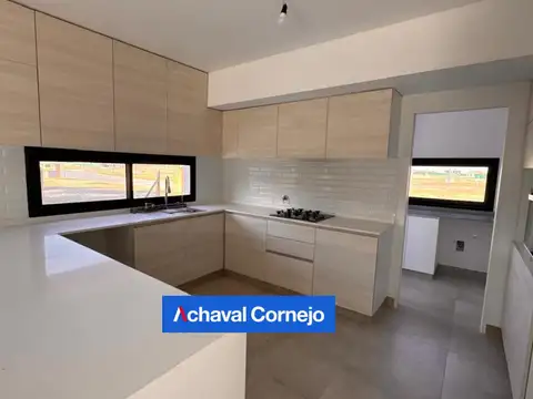 Casa en Venta con 3 cocheras