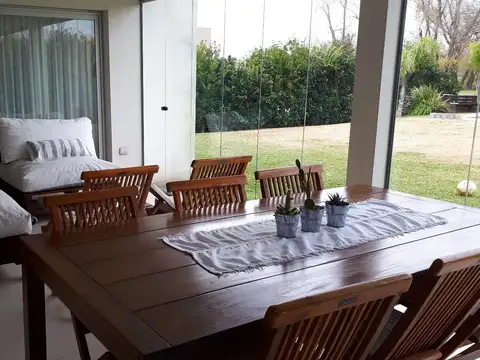 Casa en Venta con 2 cocheras