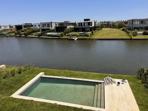 Casa en Carpinchos a estrenar a la laguna - 4 suites