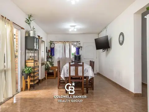 Casa 4 ambientes con 2 baños