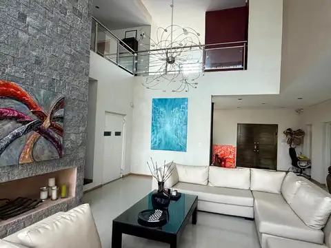 Casa en Venta con 4 cocheras