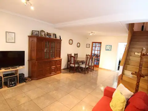 Casa 7 ambientes con 2 baños
