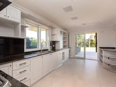 Casa en Alquiler con 4 cocheras