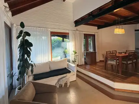 Casa en Alquiler con 1 cochera