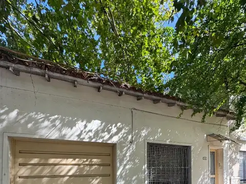 Casa de 3 ambientes y garaje en Banfield.
