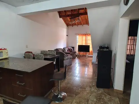 Hermosa casa en venta con fácil acceso a autopista cercana a estación de tren linea Sarmiento