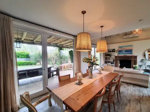 Casa en Venta con 4 cocheras