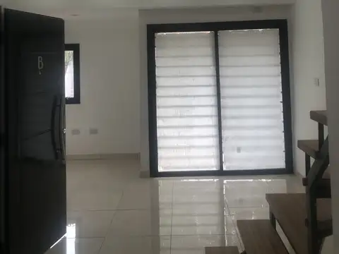 ESPLENDIDO PH 2 AMB PRIMER PISO X ESCALERA A ESTRENAR SIN EXPENSAS. TOILETTE  Y BAÑO COMPLETO