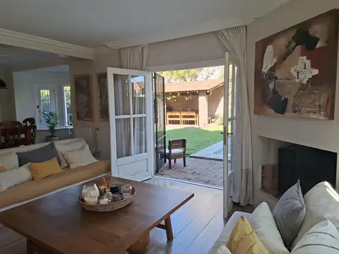 Venta Casa en La Merced con jardín, pileta y quincho