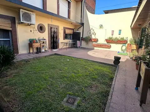 Casa en venta de 4 amb. con parque y quincho