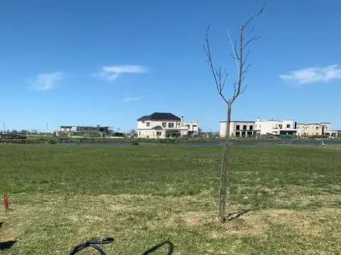 Hermoso lote a la laguna en Villalobos