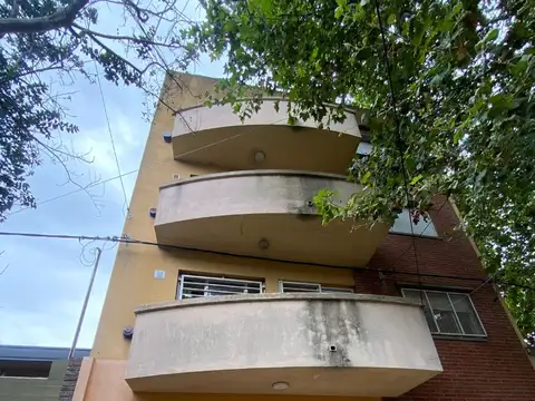 departamento un dormitorio con cochera , al frente.con balcon