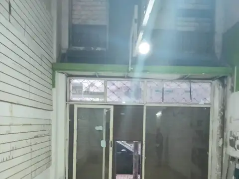 Local en Constitucion con Altillo y Sótano