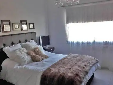 Casa moderna sobre lote interno en Los Alisos - Nordelta con renta hasta 08/2027