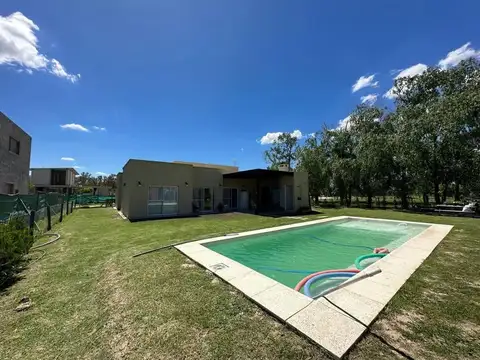 Casa 4 ambientes con 3 baños